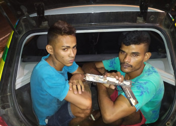 Dupla é presa no bairro Aeroporto com moto roubada e simulacro de arma de fogo